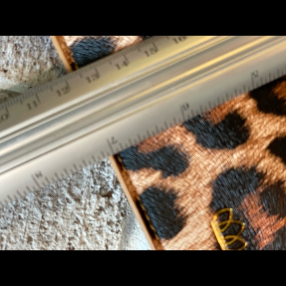 Stylish Leopard Print Wristlet in Vegan Leather - Perfect for On-the-Go Storage - Picture 8 of 12